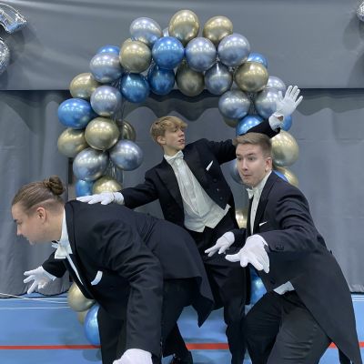 Tre män som dansar i frack på De gamlas dans 3.12.2021.