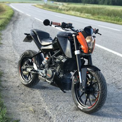 En motorcykel vid en landsväg.