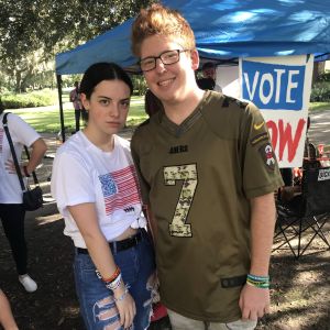 Kirsten McConnell och Matt Deitsch Parklandaktivisterna försöker locka unga att rösta