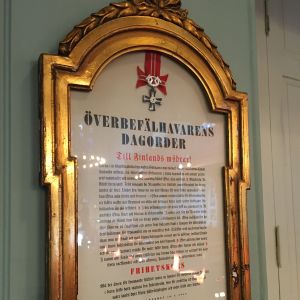 Överbefälhavare Mannerheims dagorder från 1942 där han kollegtivt ger frihetskorset till alla Finlands mödrar. Överbefälhavarens dagorder, tavla i Brändö kyrka i Vasa.