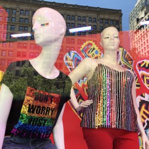 Varuhusen är stora Pride-entusiaster. här ett skyltfönster vid Macy´s i New York. "Don´t worry, just sparkle" sgtår det på skyltdockans Pride-glittrande blus i New York