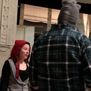 Rödluvan Ylva Hagmark Cooper vid scenkanten i Mariehamn. Rödluvan Ylva Hagmark Cooper vid scenkanten i Mariehamn.
