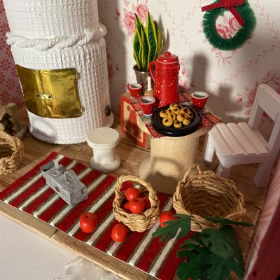 Miniatyrhus med handgjorda möbler och saker