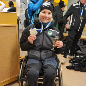 Heidi Foxell fick en efterlängtad medalj och var en värdefull pusselbit för lagets framgång 2020. Heidi Foxell med ligamedaljen runt halsen hösten 2020.