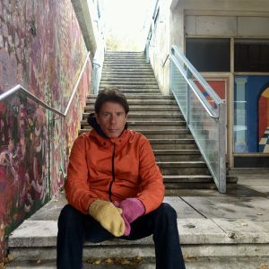Johan Ekroth sitter i en trappa utomhus.