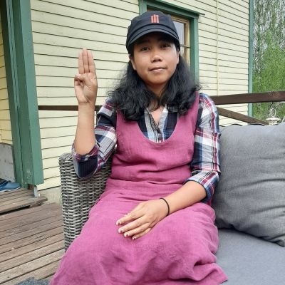 Wei Mar Nyunt visar upp demonstranternas tecken för kamp. I Myanmar, hennes hemland, används tre fingrar för att symbolisera kampen mot militärjuntan, kampen för demokrati.