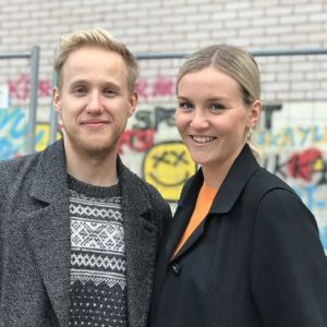 Två rostiga improviserare väntar på uppdrag av dig. Simon Karlsson och Märta Westerlund framför graffitivägg på Yle.