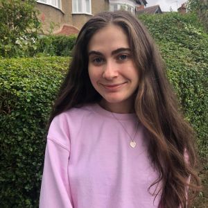 Nicola Wolmuth-Gordon tycker Meghan får mycket kritik eftersom hon är kvinna. Kvinna i ljuslila collagetröja och brunt, långt och lockigt hår ler in i kameran.