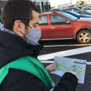 Informatören Romain Dufour. Informatören Romain Dufour pekar på en karta i samband med en rundvandring vid kanaltunneln.