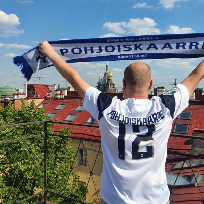Suomen jalkapallomaajoukkueen kannattaja Marko Karvinen Pietarissa jalkapallon EM-kisoissa kesäkuussa 2021.