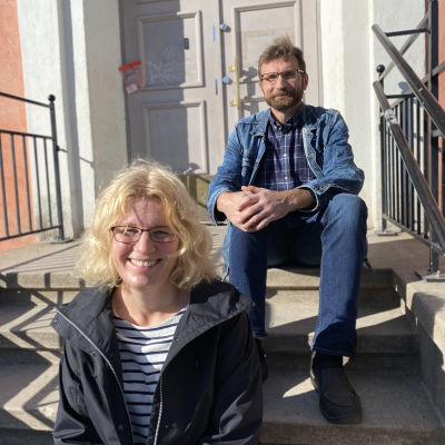 Mikaela Kokko och Jyrki Kaarila lotsar Nummela skola i Vichtis.