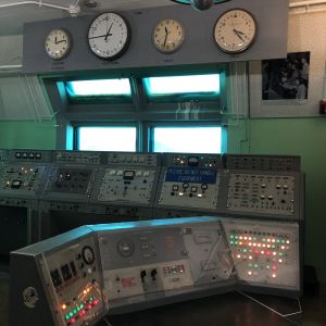 Här tryckte man på de två startknapparna och såg uppskjutningen genom fönstren. Kontrollrum där USAs första raketer sköts upp på 1950-talet.