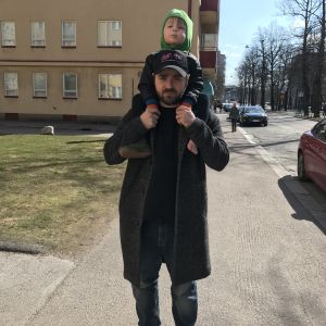 Ted står på gatan med Lo som sitter på hans axlar.