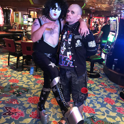 Kiss fans utklädd till Paul Stanley tillsammans med Lasse Grönroos i casinot på Kiss Kruise VIII 2018.