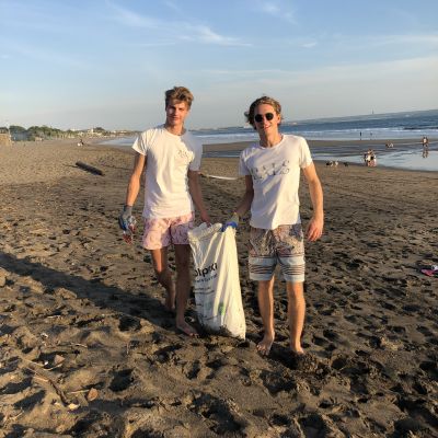 Robin Borgström och Sebastian Motelay röjer skräp på en strand på Bali.