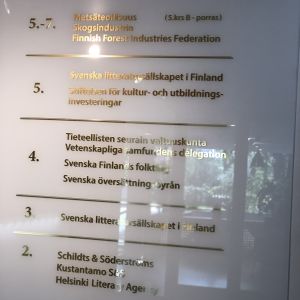 Trappuppgången i ett av de svenska husen i Helsingfors. Finlandssvenska institutioner i fem våningar i Folktingets kanslihus i Helsingfors