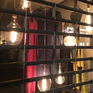 Butikerrna har svårt att konkurrera med ehandeln - alltid öppen. Nattstängd damklädsbutik med juldekorationer bakom gallerfönster.
