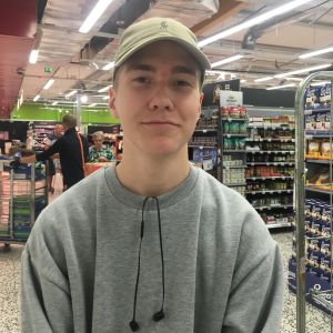 Jonsson berättar att man nog visste att man ibland inte var så omtyckt, att det fanns vissa gånger då man visste att man inte kunde vara på den platsen så länge. rasmus jonsson står i grå tröja i en mataffär med varor och folk runtom sig