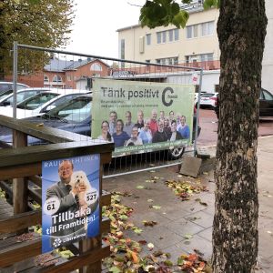 Tänk positivt, C framåt, står det på Centerns valplakat framför en rivningstomt i Mariehamn. Tänk positivt, C framåt, står det på Centerns valplakat framför rivningstomt i Mariehamn