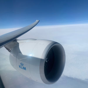 Boeing 777:n moottori kuvattuna koneen sisältä lennon aikana.