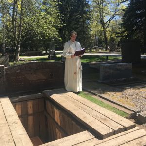Lisa Enckell jordfäster sin mamma i Tammerfors i maj 2020. Lisa Enckell jordfäster sin mor Helena i Tammerfors.
