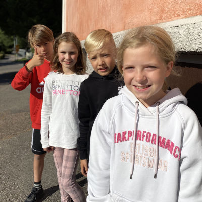 Allt är nära i Vichtis och vi kan leka på både svenska och finska, säger de här fyra eleverna i Nummela skola. 