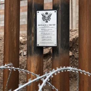President Trump gör ett nytt besök i Calecixo En plakett på det höga gränsstaket med taggtråd visar att president Trump har varit här.