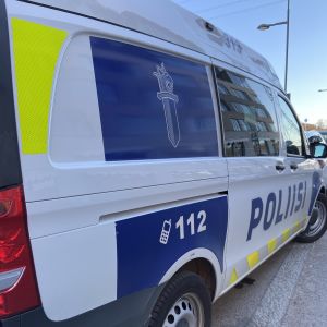 Polisbil. Bilden är tagen snett bakifrån.