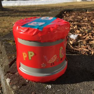Pelle-Plast Österbotten. Plastburken Pelle-Plast Österbotten i Svenska Yles kampanj Älskade plast. Cylinderformad plastburk som innehåller en sändare.