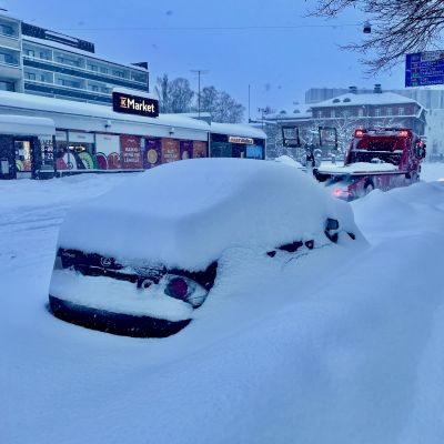 Gatuvy från Vasa efter ymnigt snöfall på julaftonen 2021.