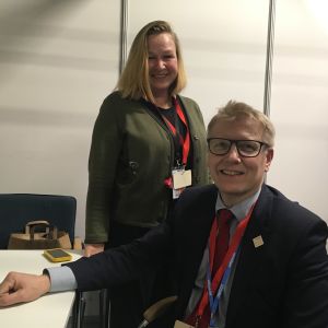 Finlands chefsförhandlare Outi Honkatukia och miljöminister Kimmo Tiilikainen är nöjda över överenskommelsen på klimatmötet Klimatmötet i Polen