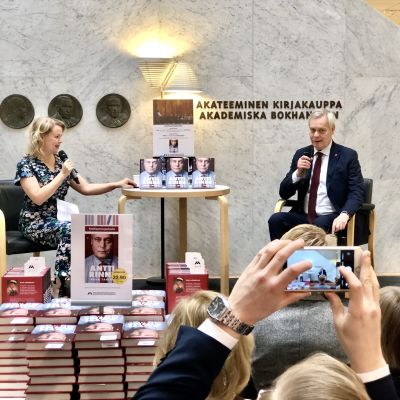 Antti Rinne i bokhandeln med publik.