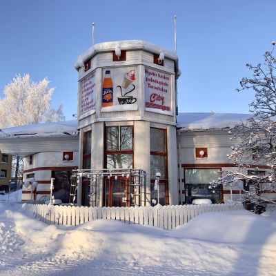 Pieksämäellä sijaitseva Ravintola Kiila kuvattuna tammikuussa 2022 talvisessa maisemassa.