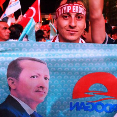 Recep Tayyip Erdoganin kannattajat juhlivat vaalivoittoa elokuussa Ankarassa.
