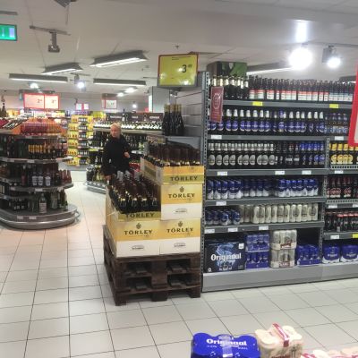 Öl och annan alkohol i en vanlig matbutik i Tallinn