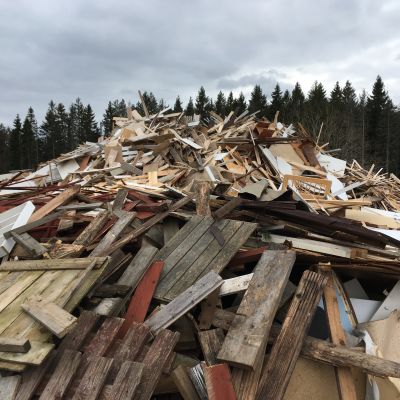 Träavfall på Ingå avfallsstation