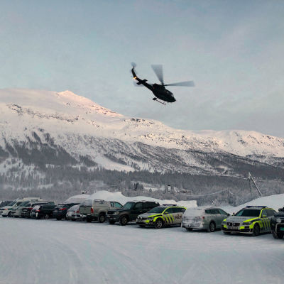 Helikopter lyfter med räddningsmanskap ombord, på väg upp till Blåbærfjellet.