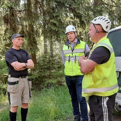 Palaver vid vägkanten om Fagerviksvägens reparationsarbeten våren 2021. Otto von Frenckell, Tuomas Vasama och entreprenören Ari Väätäinen.