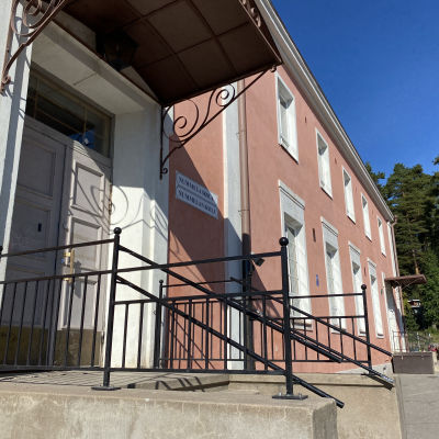 Nummela skola finns i en rosa stenbyggnad, som härstammar från 1930.