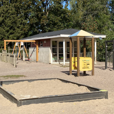 Daghemmet Aleksandra erbjuder många möjligheter till lek och rörelse på gården.