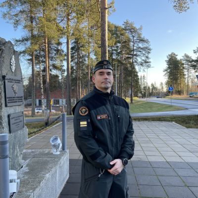 Kainuun rajavartioston toimistopäällikkö Topi Räsänen rajajääkärimuistomerkin ääressä. 