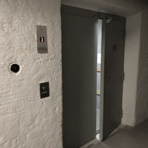 Varuhissdörren står på glänt eftersom hissen annars åker upp och ner av sig själv. En varuhissdörr på glänt.