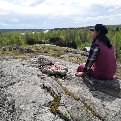 Wai Mar Nyunt har gjort en installation över sina döda landsmän i Myanmar. Våra hjärtar är våra stjärnor, säger hon, efter att ha målat röda stjärnor på stenarna hon samlat på berget.