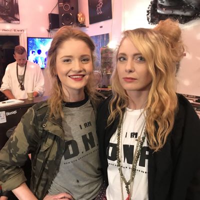 Porträttbild på Amanda Ekberg och Julia Ekberg. Bägge har t-skjortor med texten D.N.A. 