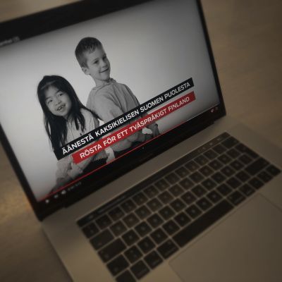 Bild på en datorskärm där reklamen visas. I den här videon medverkar två barn.