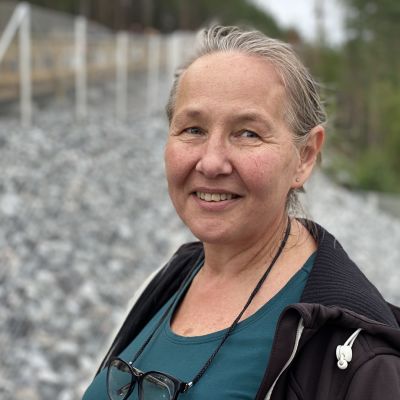 Äldre kvinna som promenerat upp och ner för Hundbanans motionstrappa i Pargas.