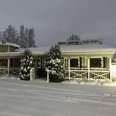 Viihdekeskus Hojo Hojo Tuusniemellä lumisessa maisemassa.