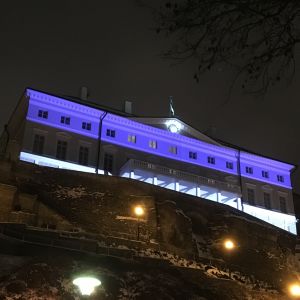 Stenbockska huset upplyst i Estlands färger. 
