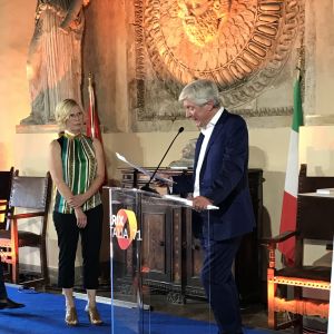 Goals-sarjan tuottaja Liisa Palmroth ottaa vastaan palkinnon jonka jakaa BBC:n pääjohtaja Tony Hall Prix Italian Awards Ceremonyssa.