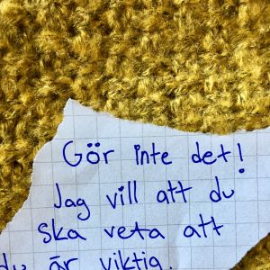 Självmordsbenägenheten varierar mellan språkgrupperna och hur man förhåller sig till att en närstående begår självmord En bild på en lapp med en text på.
